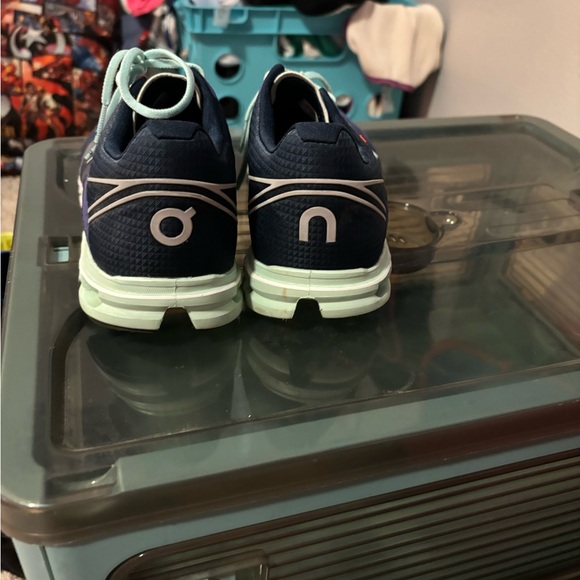 women’s size US 7.5 on clouds - Picture 5 of 6